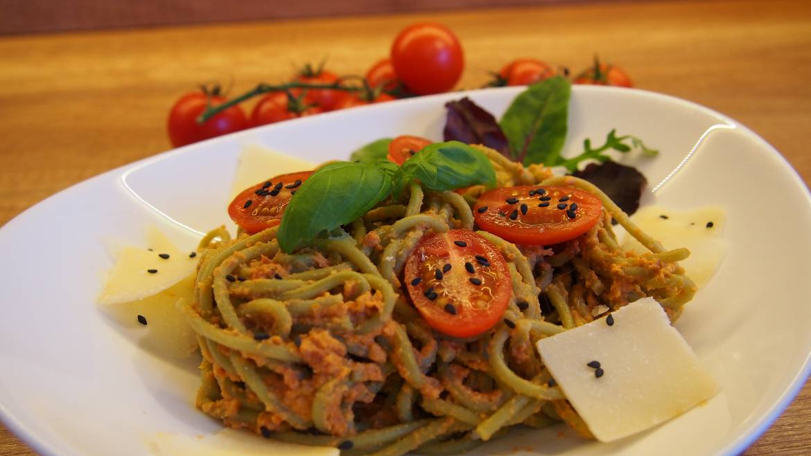 Spaghetti z pastą z ciecierzycy i suszonych pomidorów.